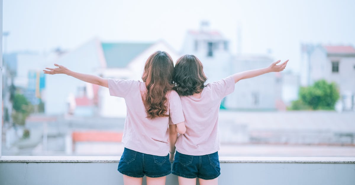 découvrez l'importance de l'amitié dans notre vie quotidienne, ses bienfaits et comment cultiver des relations authentiques et durables. explorez des conseils pour renforcer vos liens amicaux et célébrer les moments spéciaux avec vos amis.