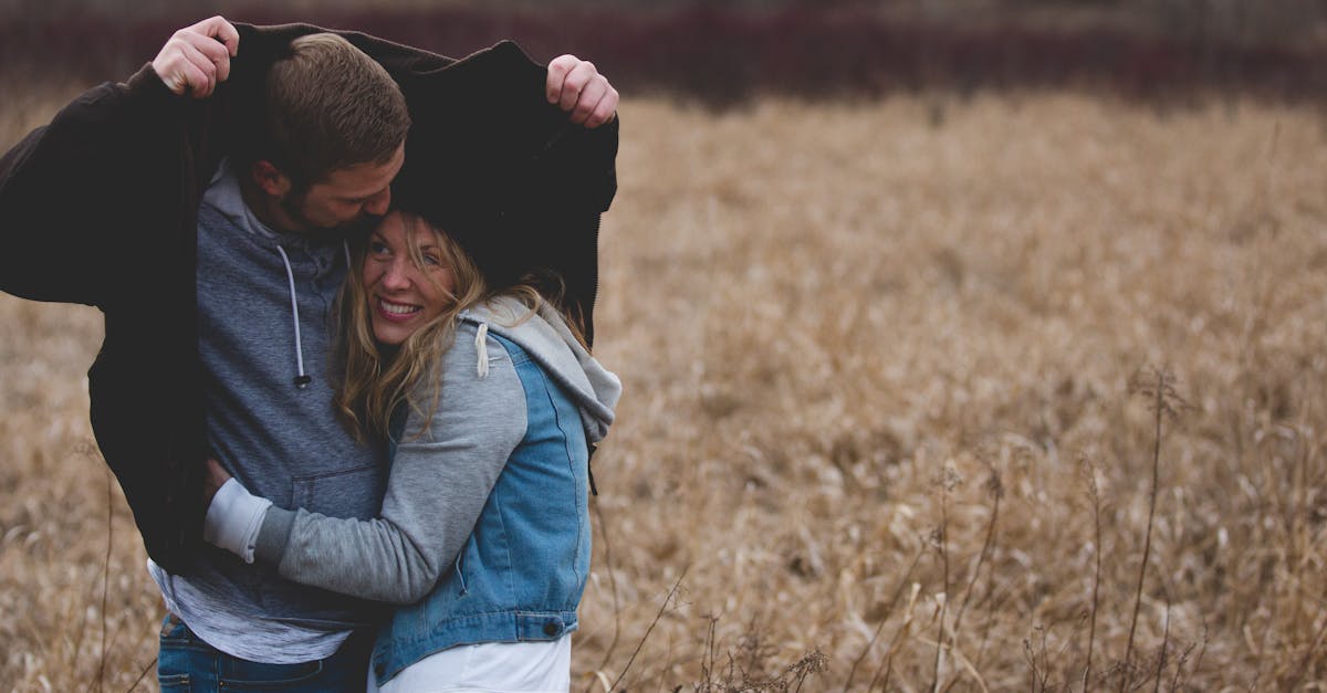 découvrez les clés d'une relation saine et épanouissante : communication, confiance et complicité. explorez des conseils pratiques pour renforcer votre lien et vivre une histoire d'amour durable.