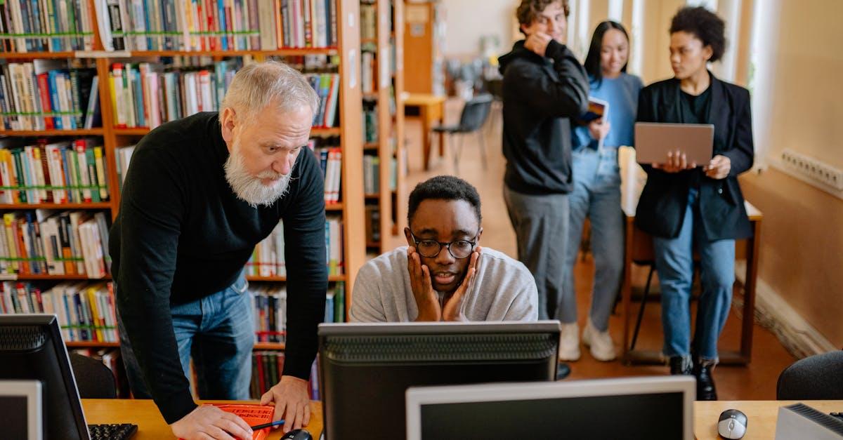 découvrez le rôle essentiel des professeurs d'université dans l'éducation supérieure. apprenez comment ces experts passionnés contribuent à la recherche, à la formation des étudiants et à l'avancement des connaissances dans divers domaines académiques.