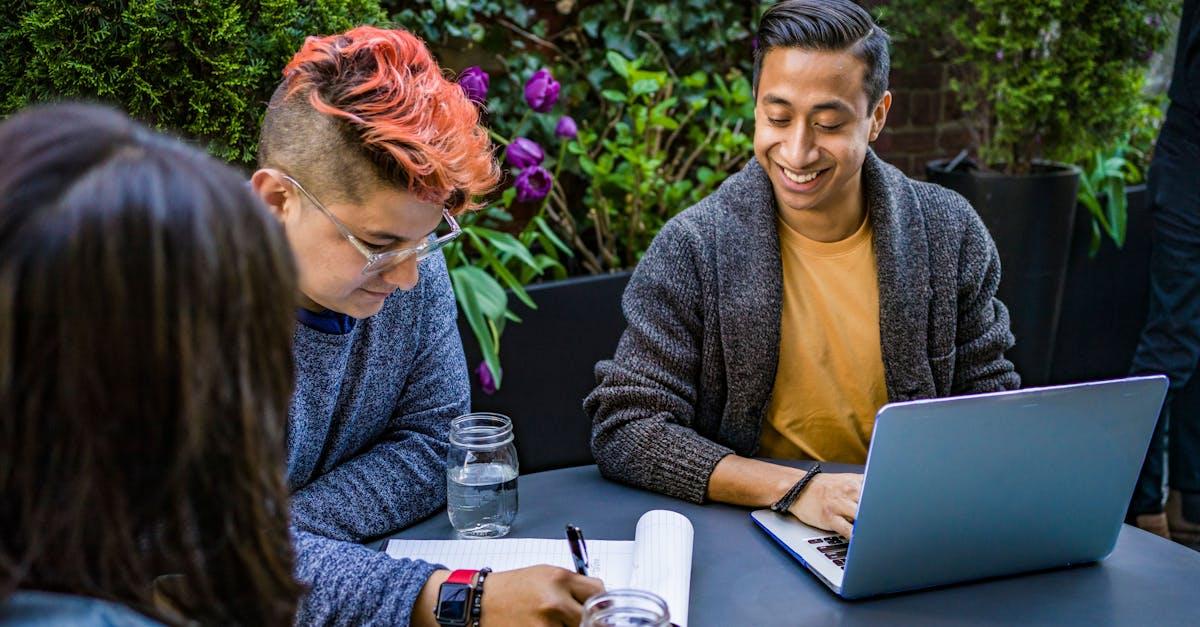 découvrez l'importance de la collaboration dans le monde professionnel. apprenez comment une bonne coopération entre les équipes peut stimuler la créativité, améliorer la productivité et renforcer les relations interpersonnelles.