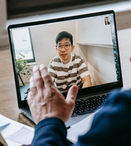 le mentor guide, inspire et partage son expérience pour faire progresser votre carrière. découvrez ses missions, bénéfices et comment choisir un mentor.