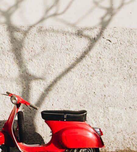 découvrez tout sur les scooters : conseils d'achat, comparatifs, entretien et astuces pour choisir le scooter idéal adapté à vos besoins et à votre mode de vie.